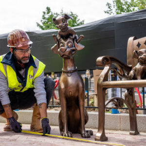 Les Imagineeers accueillent les personnages en bronze de Gazebo Garden
