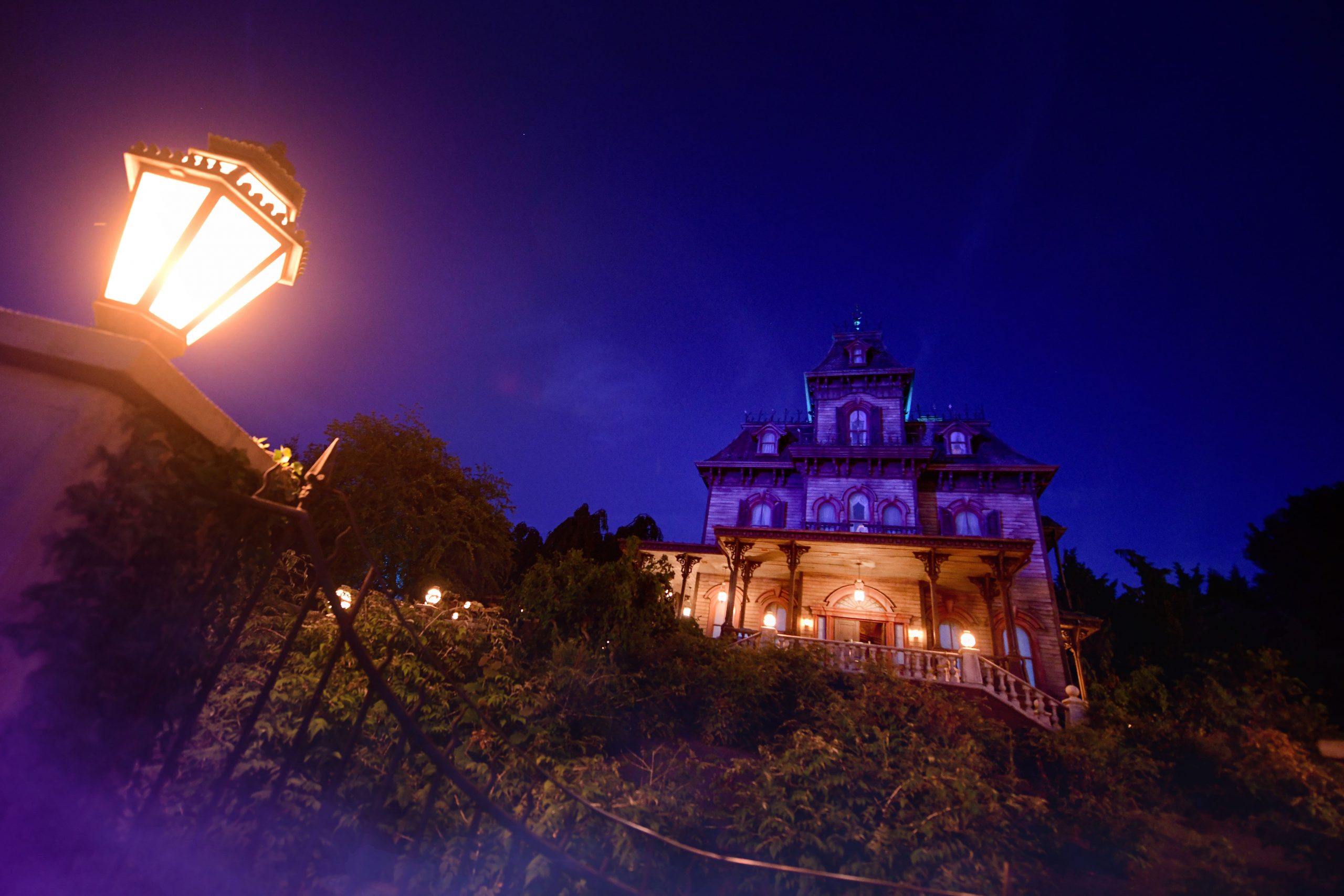 Phantom Manor nuit et lampadaire