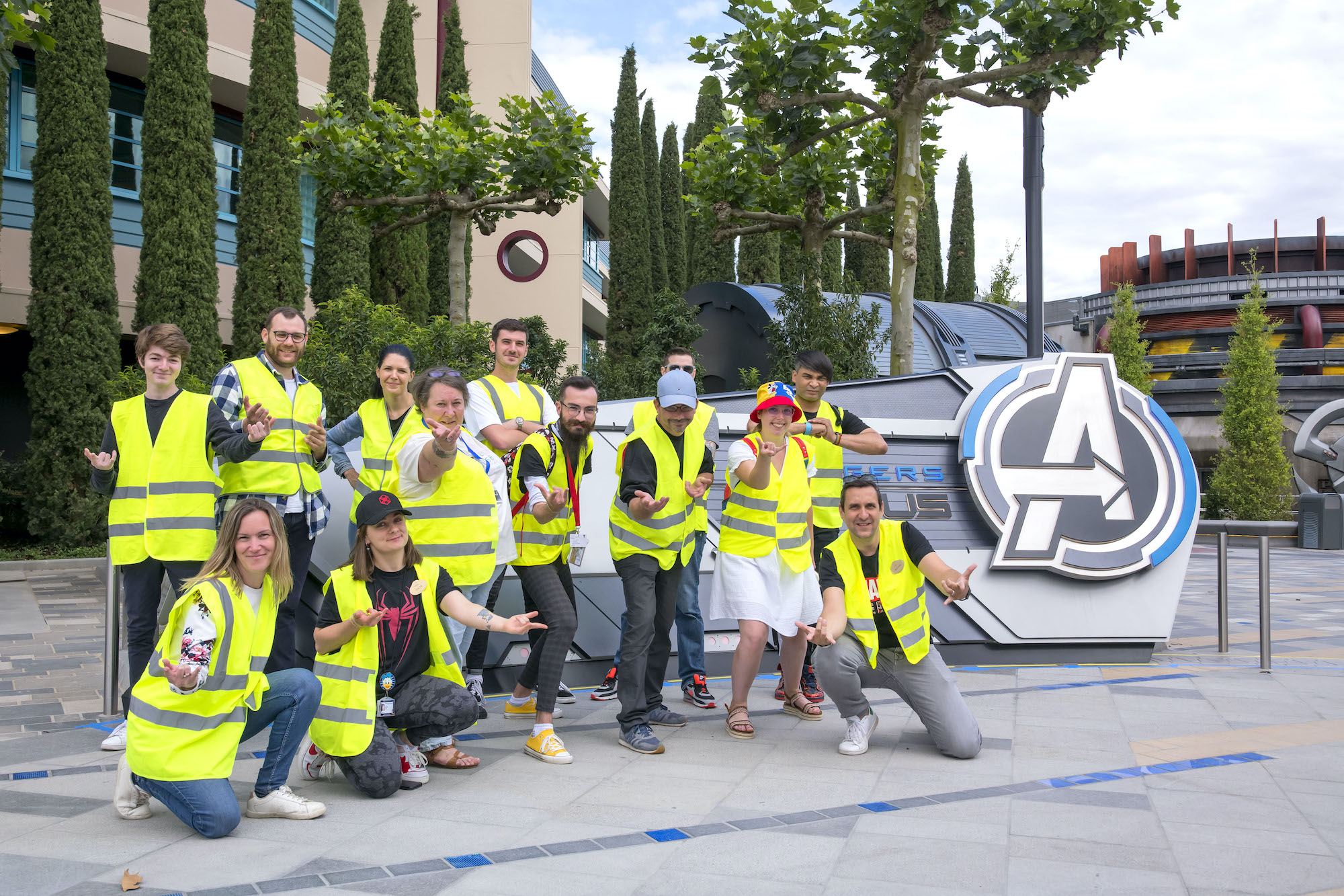 Photo de groupe devant Avengers Campus